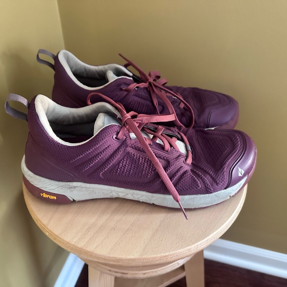 Vasque Shoes Size 9 Women’s Trail hiking Low Boots mauve